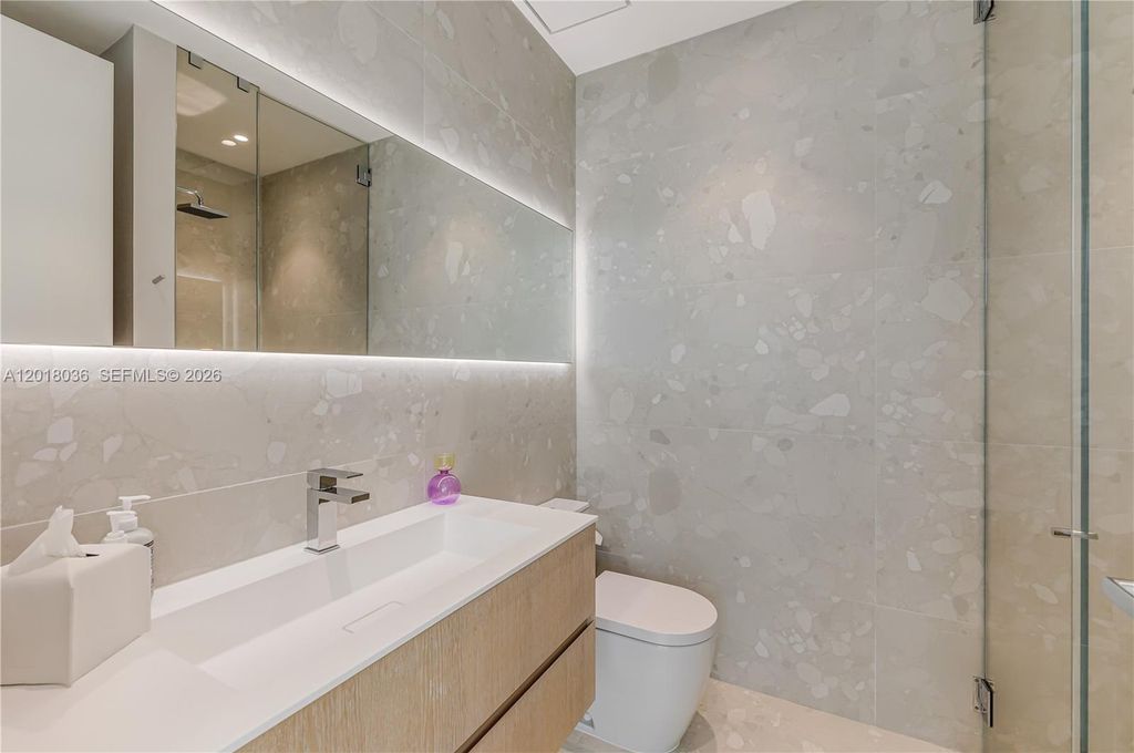 Image 17 of property listing at 1092 N Venetian Dr, Miami, FL 33139