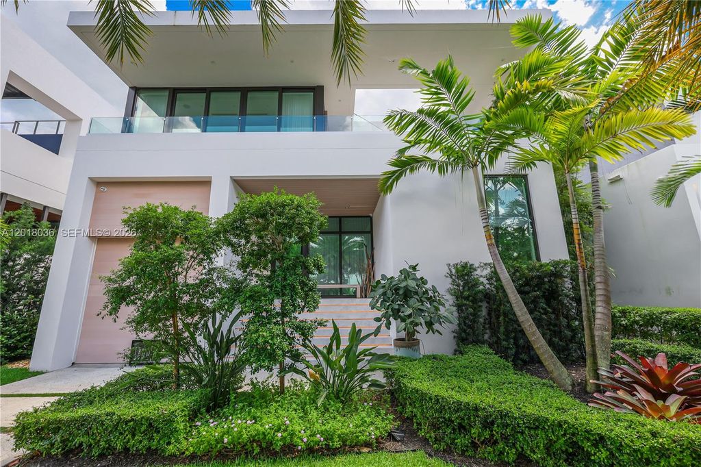 Image 2 of property listing at 1092 N Venetian Dr, Miami, FL 33139