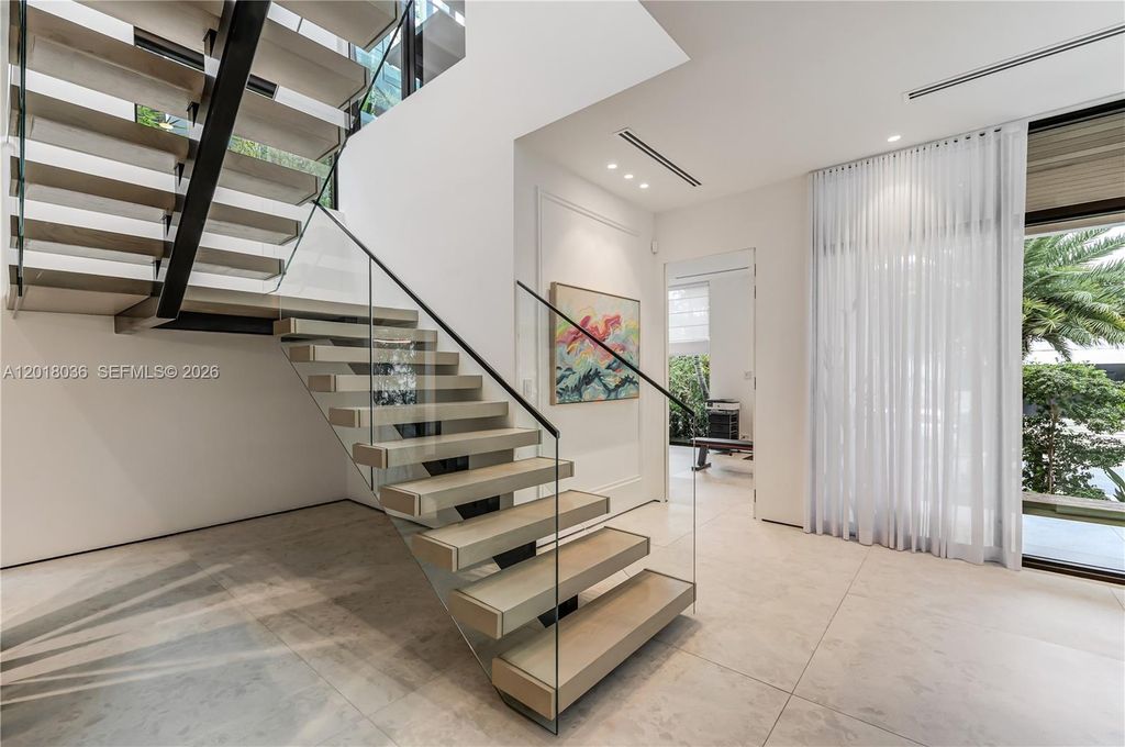 Image 3 of property listing at 1092 N Venetian Dr, Miami, FL 33139