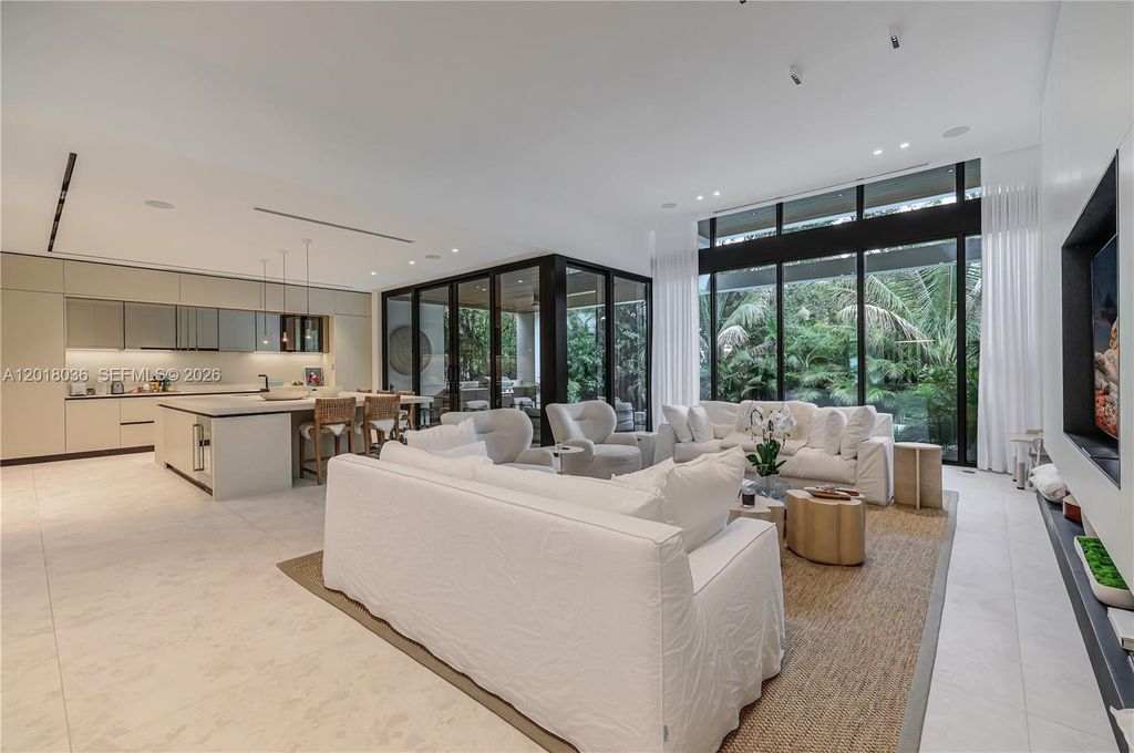 Image 4 of property listing at 1092 N Venetian Dr, Miami, FL 33139