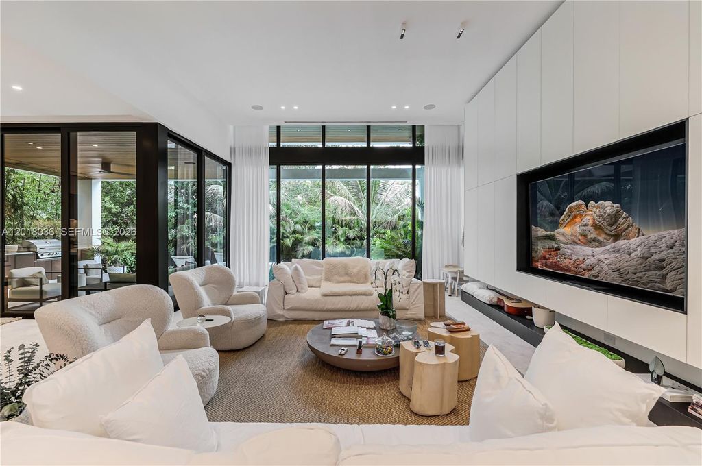 Image 5 of property listing at 1092 N Venetian Dr, Miami, FL 33139