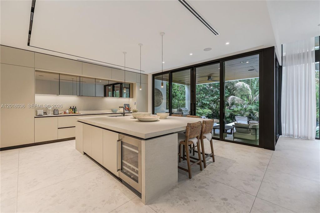 Image 6 of property listing at 1092 N Venetian Dr, Miami, FL 33139