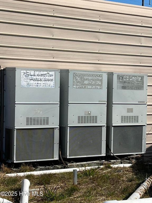 Image 3 of property listing at 2201 Johnsontown Road, Elizabethtown, NC 28337