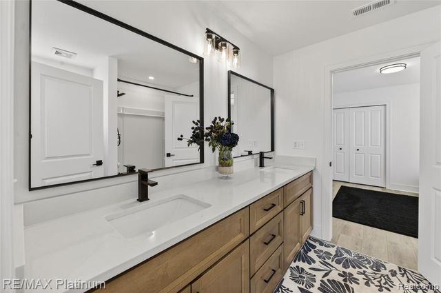 1652 Pinecroft Lane, Howell, MI 48855