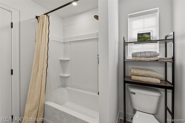 1652 Pinecroft Lane, Howell, MI 48855