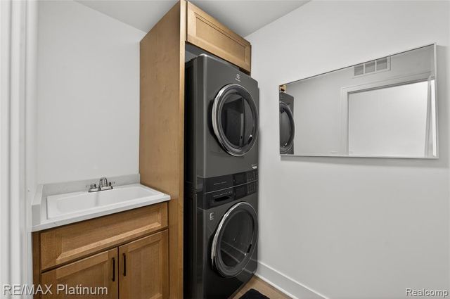 1652 Pinecroft Lane, Howell, MI 48855