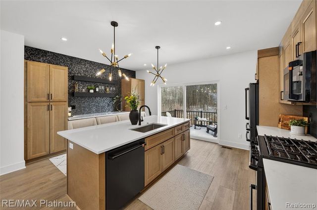 1652 Pinecroft Lane, Howell, MI 48855