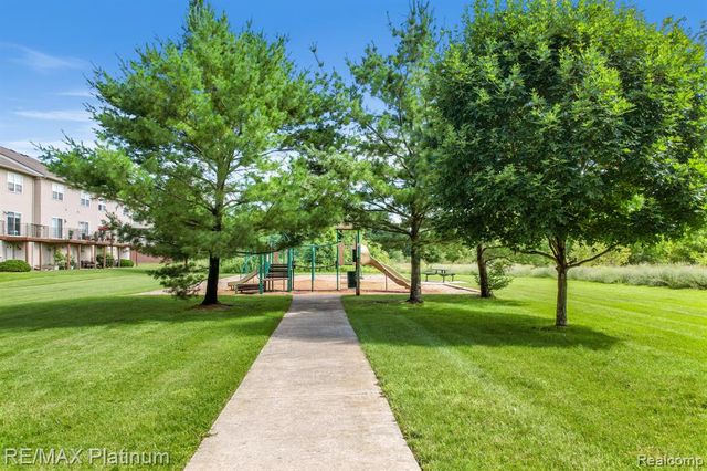 1652 Pinecroft Lane, Howell, MI 48855