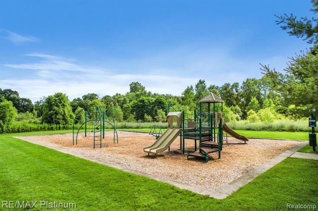 1652 Pinecroft Lane, Howell, MI 48855