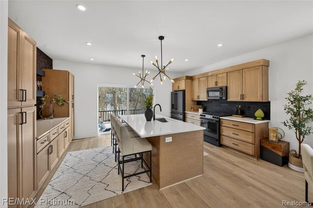 1652 Pinecroft Lane, Howell, MI 48855