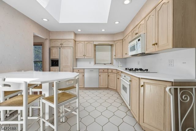 96 Harrison Ave, Roseland Boro, NJ 07068