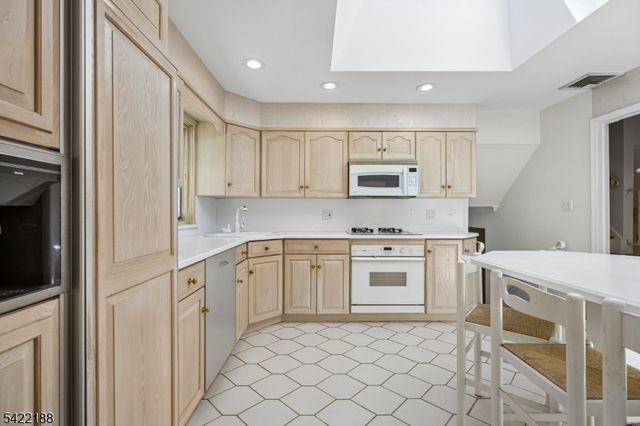 96 Harrison Ave, Roseland Boro, NJ 07068