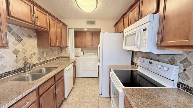 524 ORANGE DRIVE 11, Altamonte Springs, FL 32701