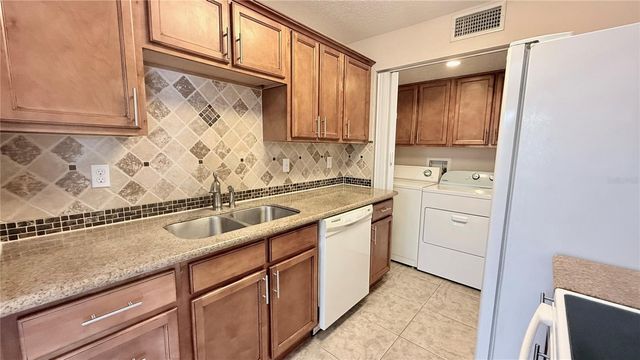 524 ORANGE DRIVE 11, Altamonte Springs, FL 32701