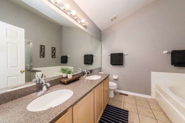 1211 N Lancaster Circle N, South Elgin, IL 60177