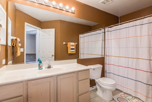 1211 N Lancaster Circle N, South Elgin, IL 60177