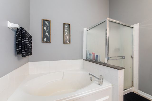 1211 N Lancaster Circle N, South Elgin, IL 60177