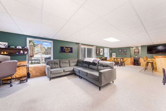 1211 N Lancaster Circle N, South Elgin, IL 60177