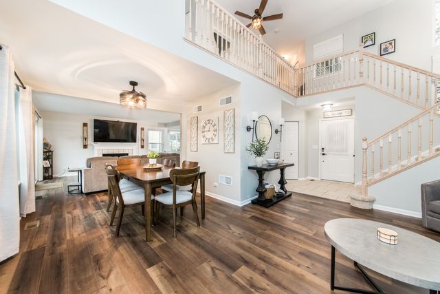 1211 N Lancaster Circle N, South Elgin, IL 60177