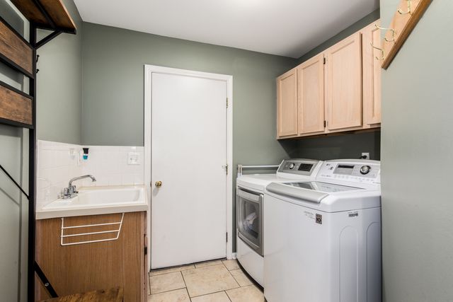 1211 N Lancaster Circle N, South Elgin, IL 60177