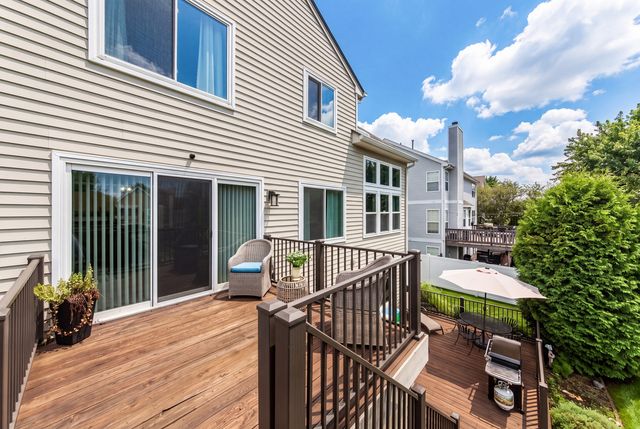 1211 N Lancaster Circle N, South Elgin, IL 60177