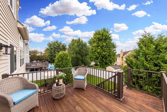 1211 N Lancaster Circle N, South Elgin, IL 60177