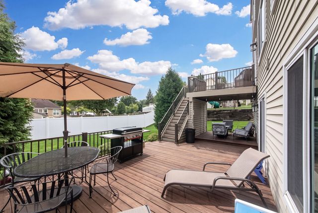 1211 N Lancaster Circle N, South Elgin, IL 60177