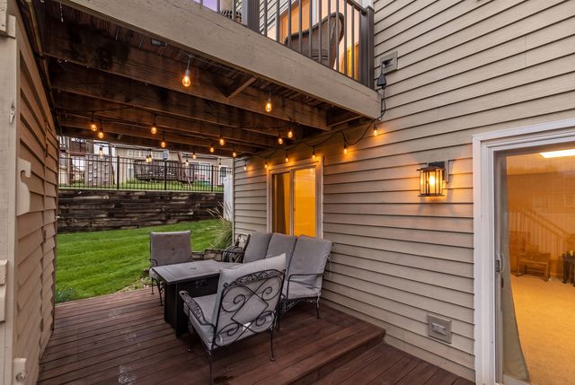 1211 N Lancaster Circle N, South Elgin, IL 60177