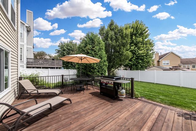 1211 N Lancaster Circle N, South Elgin, IL 60177