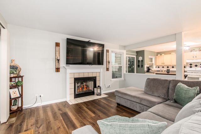 1211 N Lancaster Circle N, South Elgin, IL 60177