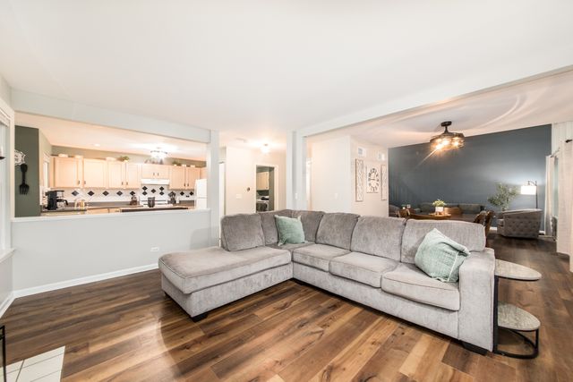 1211 N Lancaster Circle N, South Elgin, IL 60177