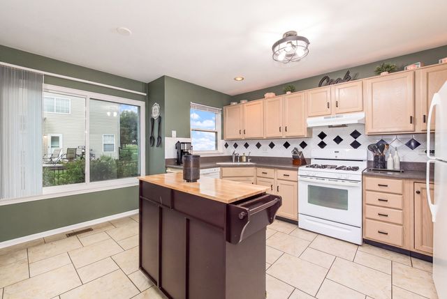 1211 N Lancaster Circle N, South Elgin, IL 60177