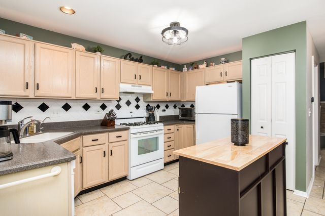 1211 N Lancaster Circle N, South Elgin, IL 60177