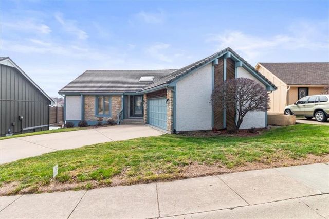 611 NE La Costa Street, Lee's Summit, MO 64064