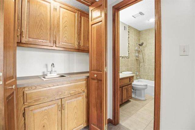 611 NE La Costa Street, Lee's Summit, MO 64064