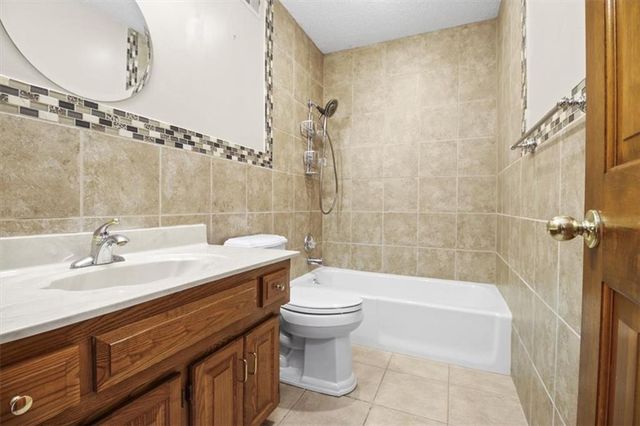 611 NE La Costa Street, Lee's Summit, MO 64064