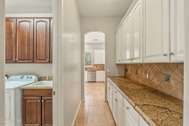 633 S PARKCREST Street, Gilbert, AZ 85296