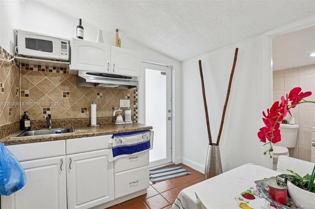 1900 SW 87th Ct, Miami, FL 33165