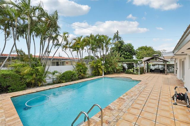 1900 SW 87th Ct, Miami, FL 33165