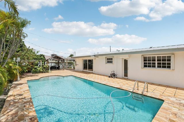 1900 SW 87th Ct, Miami, FL 33165