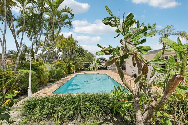 1900 SW 87th Ct, Miami, FL 33165