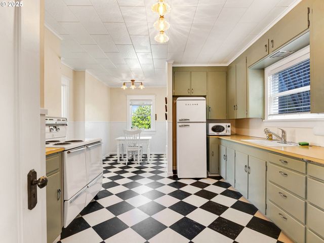 192 W EXCHANGE St, Astoria, OR 97103