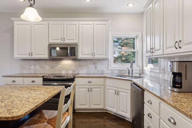 323 Saint Annes Parkway, Hudson, WI 54016