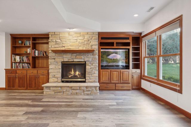 323 Saint Annes Parkway, Hudson, WI 54016