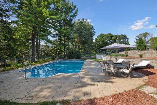 323 Saint Annes Parkway, Hudson, WI 54016