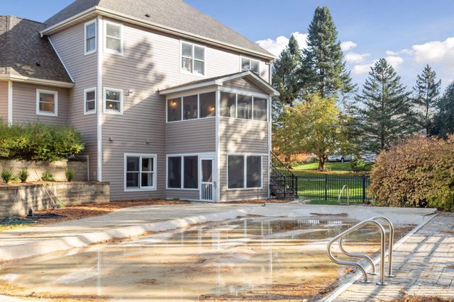 323 Saint Annes Parkway, Hudson, WI 54016