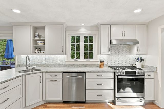 2 Canter Circle, Westford, MA 01886