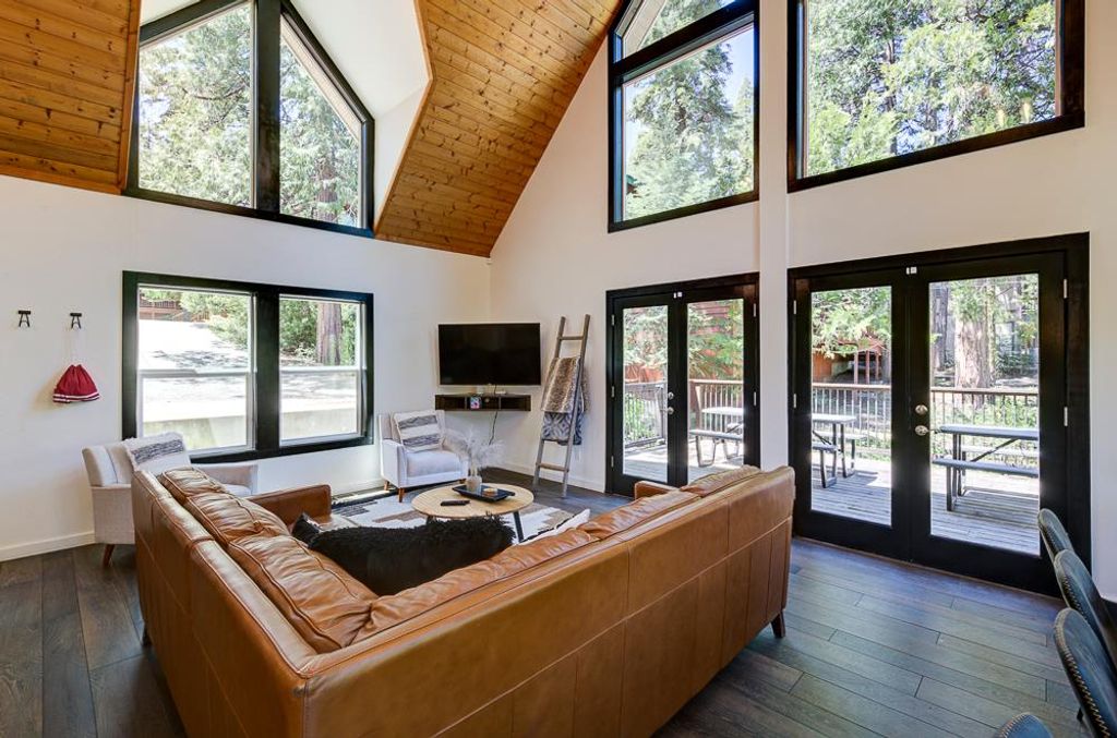 Image 10 of property listing at 41092 Woodridge Lane, Shaver Lake, CA 93664