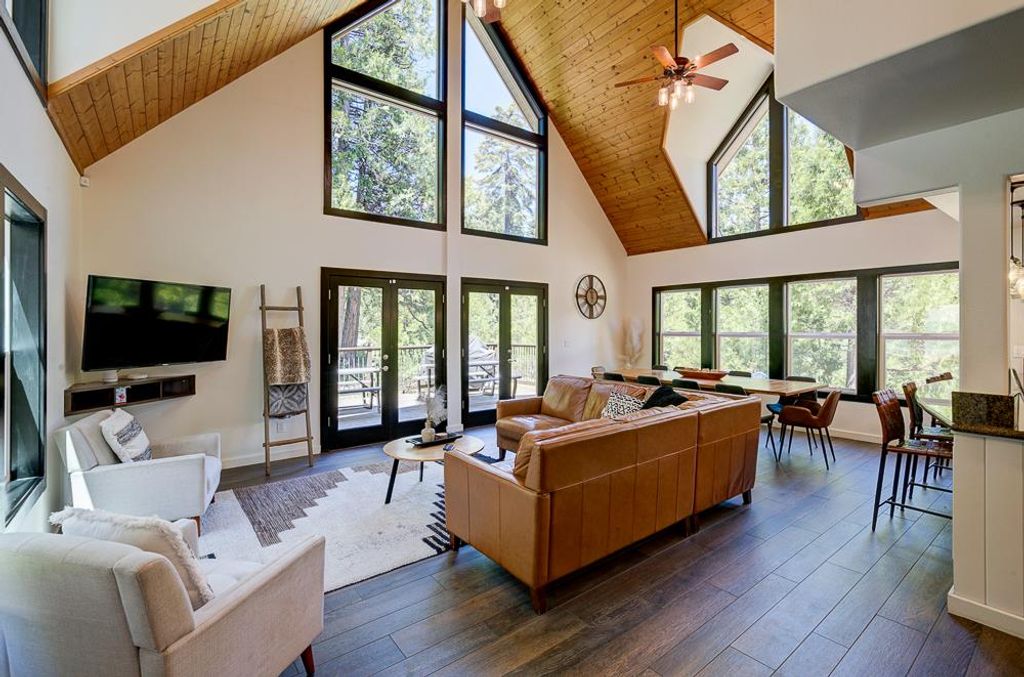 Image 11 of property listing at 41092 Woodridge Lane, Shaver Lake, CA 93664