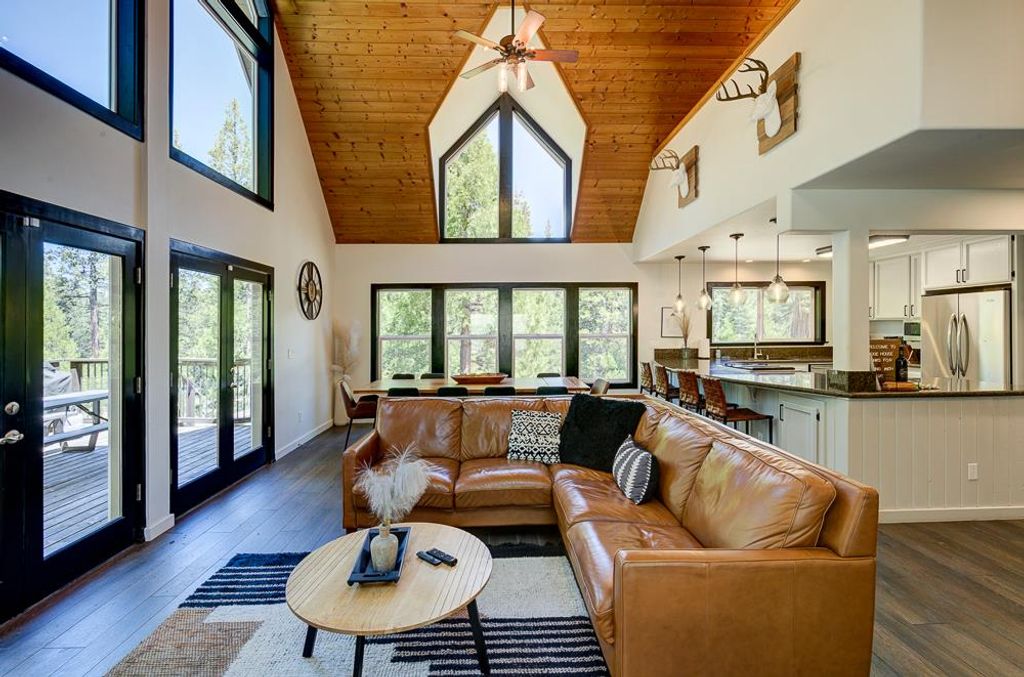 Image 12 of property listing at 41092 Woodridge Lane, Shaver Lake, CA 93664